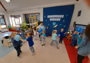 dzieci tańczą z balonami