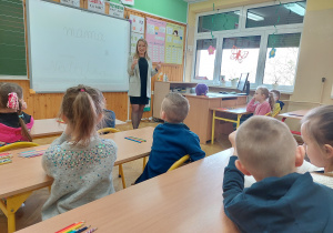 przedszkolaki słuchają pani nauczycielki