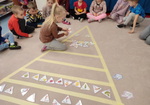 Dzieci tworzą Piramidę Żywienia1