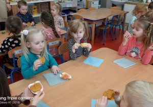 dzieci jedzą babeczki