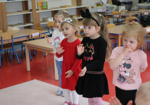 dzieci śpiewają kapuścianą piosenkę