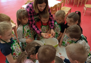 chłopiec z panią Ewą wbija jajko