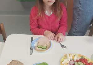 Dziewczynka robi kanapki