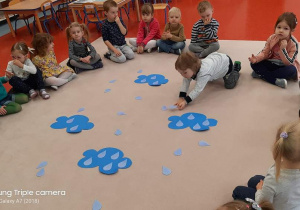 dzieci układają kropelki