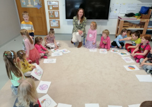 Dzieci pokazują swoje pracę