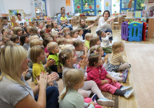 Dzieci aktywnie uczestniczą w przedstawieniu