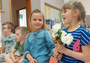 koleżanki składają życzenia