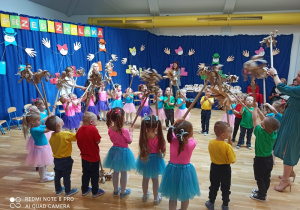 dzieci tańczą z miotłami