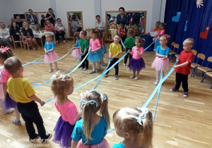 dzieci tańczą z wstążkami