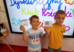 Chłopcy prezentują swoje karty Klubowicza