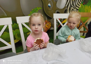 dziewczynki jedzą bułki