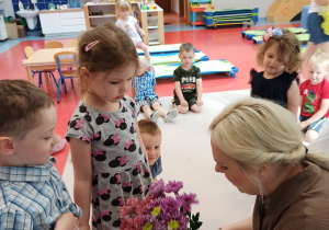 dzieci wręczają kwiaty
