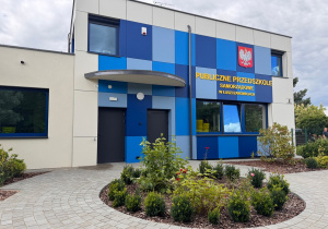 Budynek przedszkola i klomb